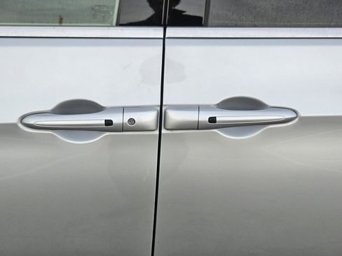 Used 2023 Chrysler Voyager LX image 8