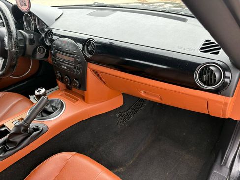 Used 2006 MAZDA MX-5 Miata Grand Touring w/ Premium Pkg image 22