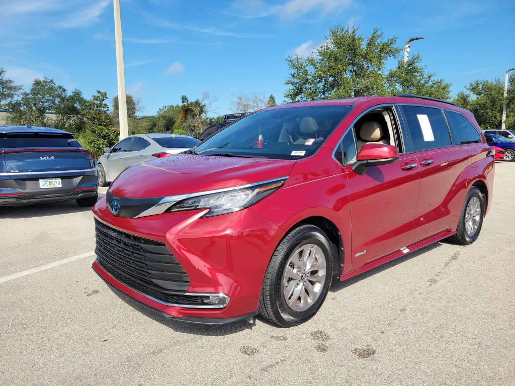 Certified 2021 Toyota Sienna XLE FWD image 31