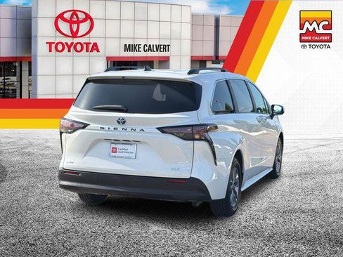 Certified 2025 Toyota Sienna XLE FWD image 5