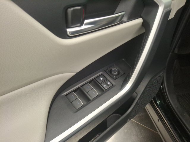 Used 2023 Toyota RAV4 XLE AWD/4WD image 10