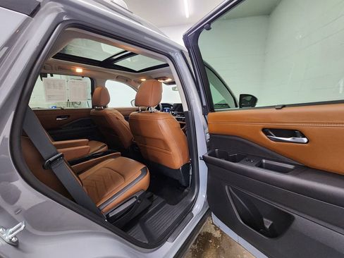 Used 2025 Nissan Pathfinder Platinum AWD/4WD image 34