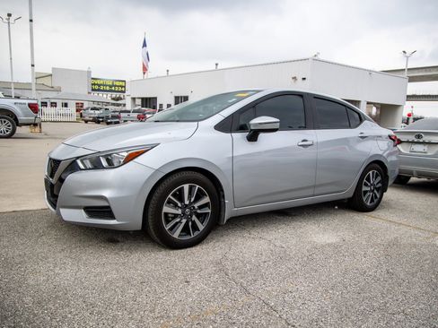 Used 2021 Nissan Versa SV image 3