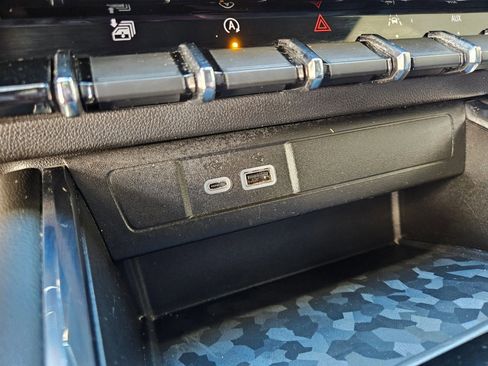 Used 2024 GMC Canyon AT4 w/ Technology Package image 19