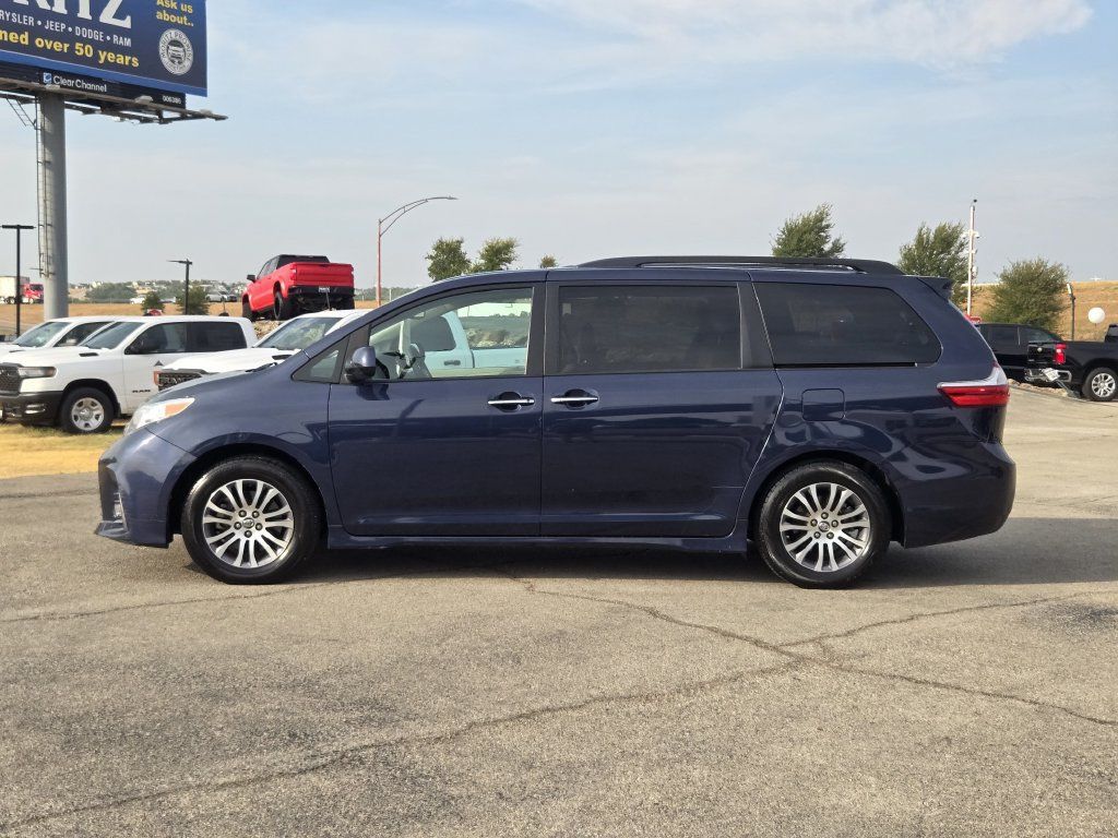 Used 2018 Toyota Sienna XLE w/ XLE Navigation Package FWD image 4