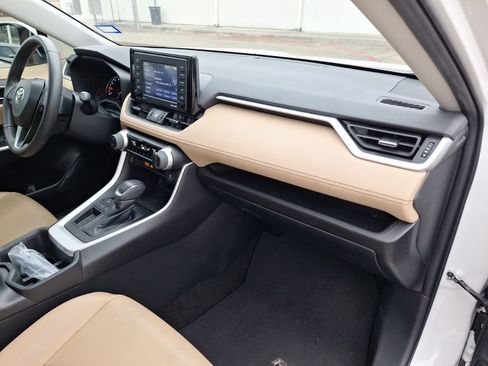 Used 2022 Toyota RAV4 XLE Premium image 32