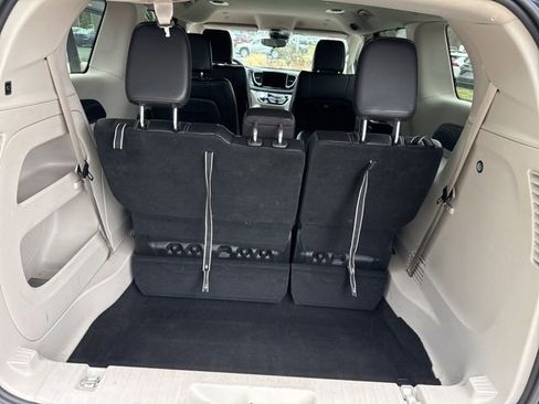 Used 2023 Chrysler Pacifica Touring-L image 33