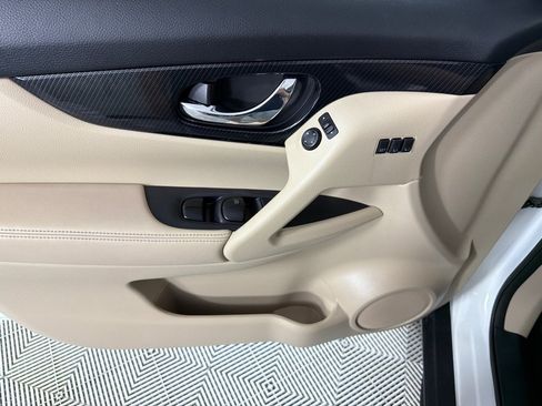 Used 2018 Nissan Rogue SL w/ Premium Package AWD/4WD image 10