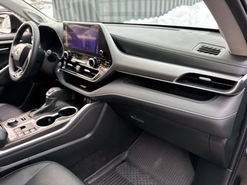 Used 2024 Toyota Highlander Platinum image 9