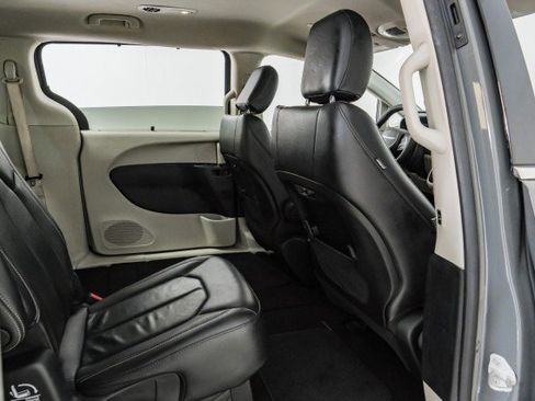 Used 2022 Chrysler Pacifica Touring-L image 30