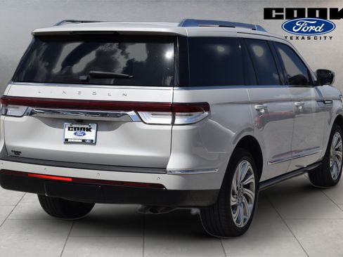 Used 2023 Lincoln Navigator Reserve RWD image 3
