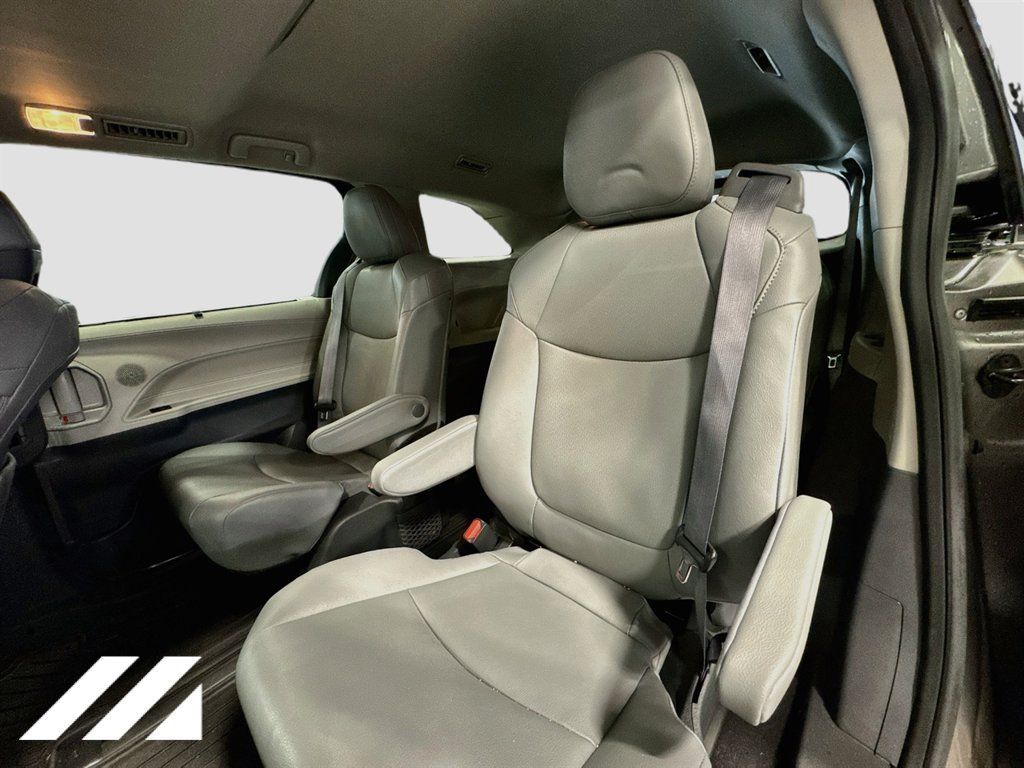 Used 2024 Toyota Sienna XLE AWD/4WD image 25