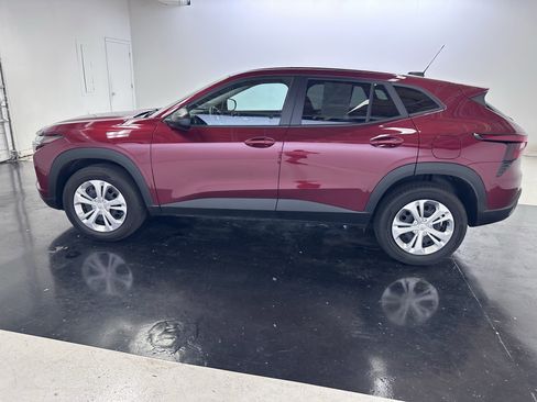 Used 2024 Chevrolet Trax LS image 18