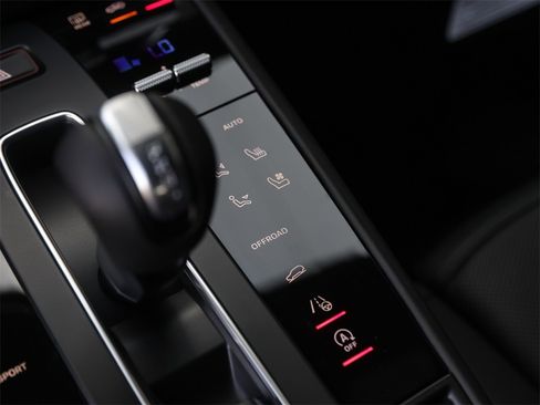 Certified 2025 Porsche Macan image 27