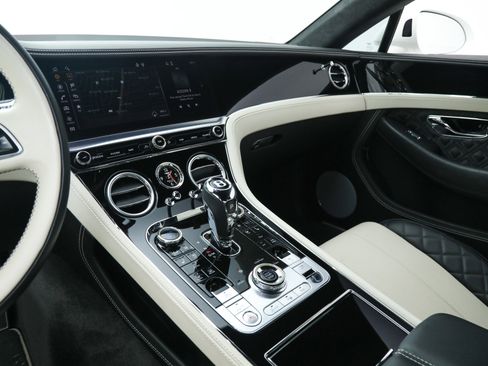 Used 2021 Bentley Continental GT V8 image 30