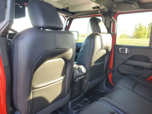 Used 2019 Jeep Wrangler Unlimited Sahara image 10