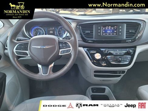 Used 2017 Chrysler Pacifica LX FWD image 7