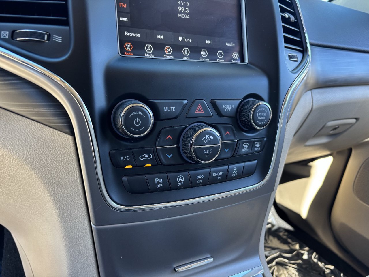 Used 2021 Jeep Grand Cherokee Laredo AWD/4WD image 22