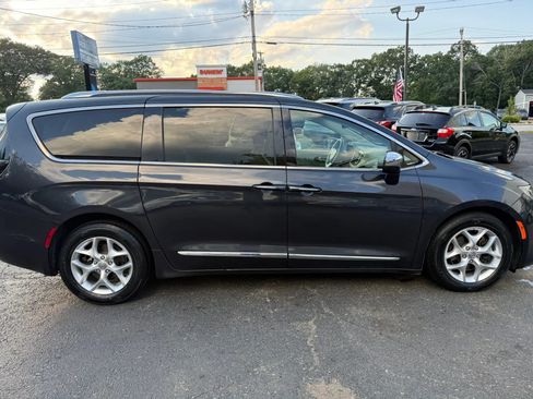 Used 2020 Chrysler Pacifica Limited FWD image 8