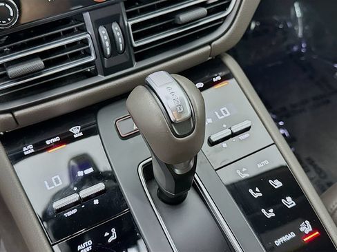 Certified 2025 Porsche Macan AWD/4WD image 19