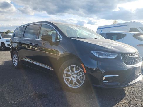 Certified 2024 Chrysler Pacifica Touring-L FWD image 2