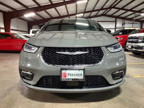 Used 2025 Chrysler Pacifica Select FWD image 2