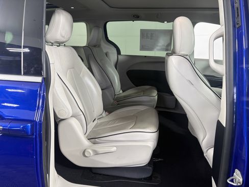 Used 2021 Chrysler Pacifica Limited w/ Premium & Safety Sphere Group image 43