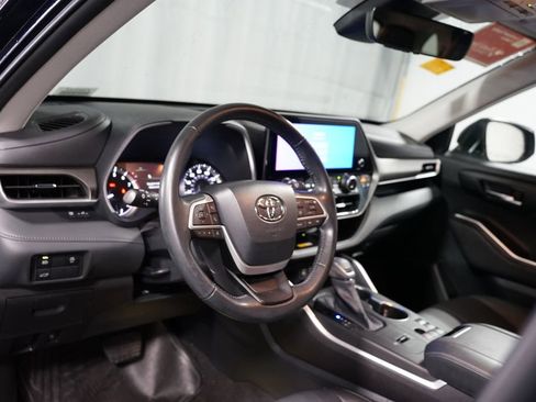 Certified 2023 Toyota Highlander XLE image 7