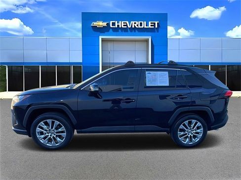 Used 2022 Toyota RAV4 XLE Premium image 6