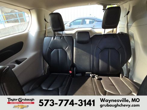 Used 2023 Chrysler Pacifica Touring-L FWD image 13