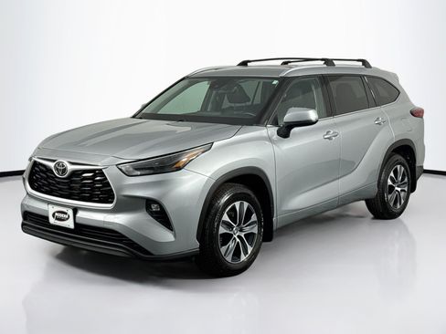 Used 2022 Toyota Highlander XLE AWD/4WD image 6