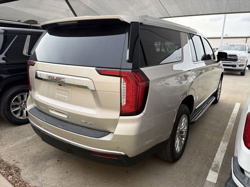 Used 2021 GMC Yukon XL SLT w/ SLT Premium Package image 3