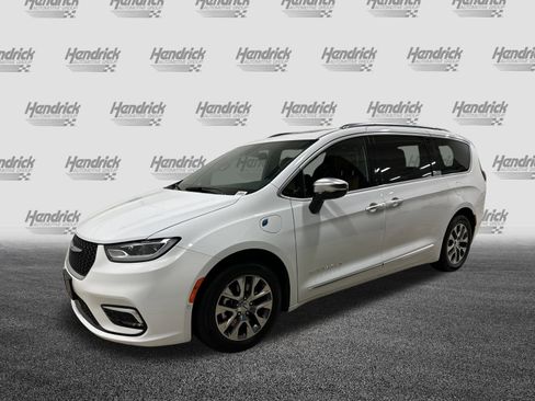 Used 2023 Chrysler Pacifica Pinnacle image 5