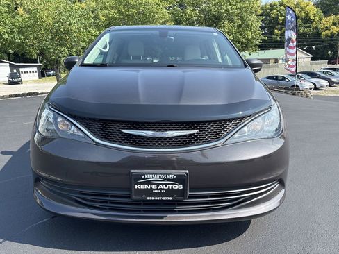 Used 2017 Chrysler Pacifica Touring image 2