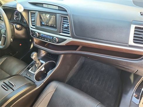 Used 2016 Toyota Highlander Limited image 29
