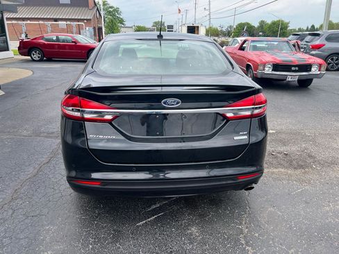 Used 2018 Ford Fusion SE w/ Fusion SE Technology Package FWD image 4
