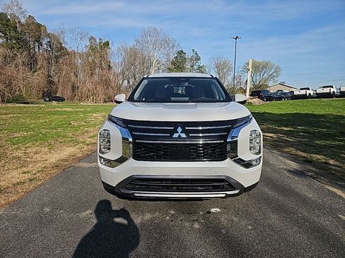 Used 2025 Mitsubishi Outlander SE image 2