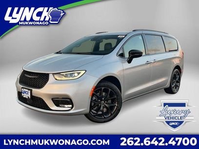 New 2026 Chrysler Pacifica Limited w/ S Appearance Package