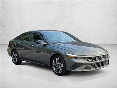 Used 2025 Hyundai Elantra SEL FWD image 3