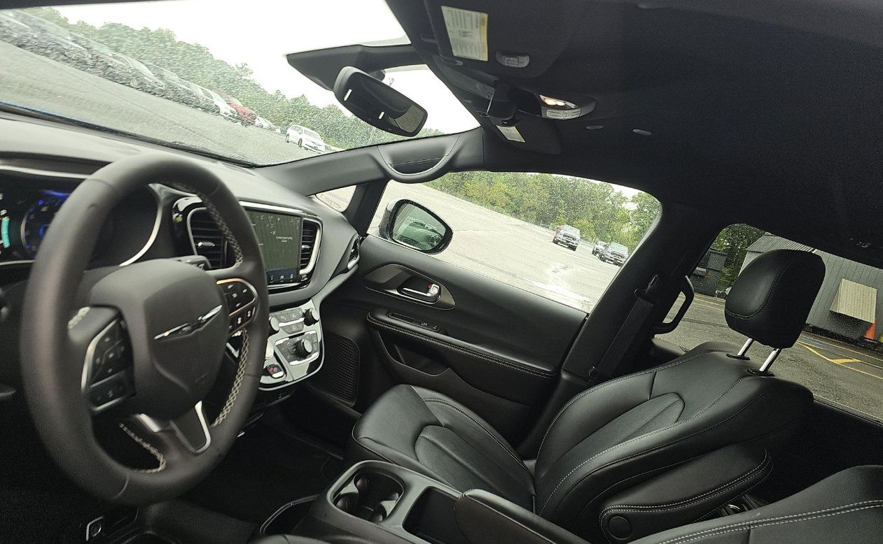 Used 2026 Chrysler Pacifica Select FWD image 4