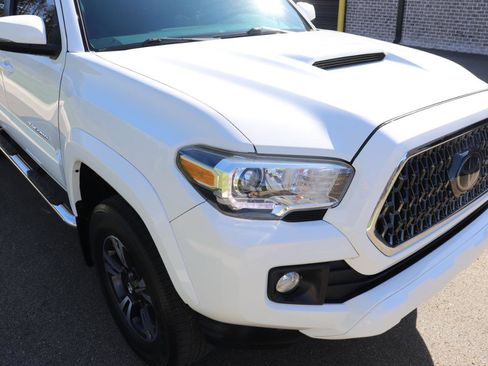 Used 2018 Toyota Tacoma TRD Sport image 3