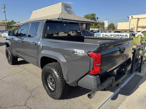 Used 2025 Toyota Tacoma TRD Sport image 3