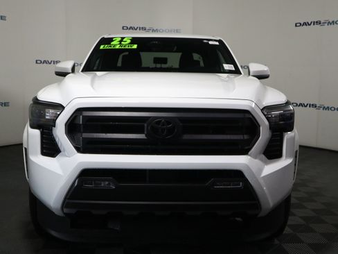 Used 2025 Toyota Tacoma SR5 AWD/4WD image 12