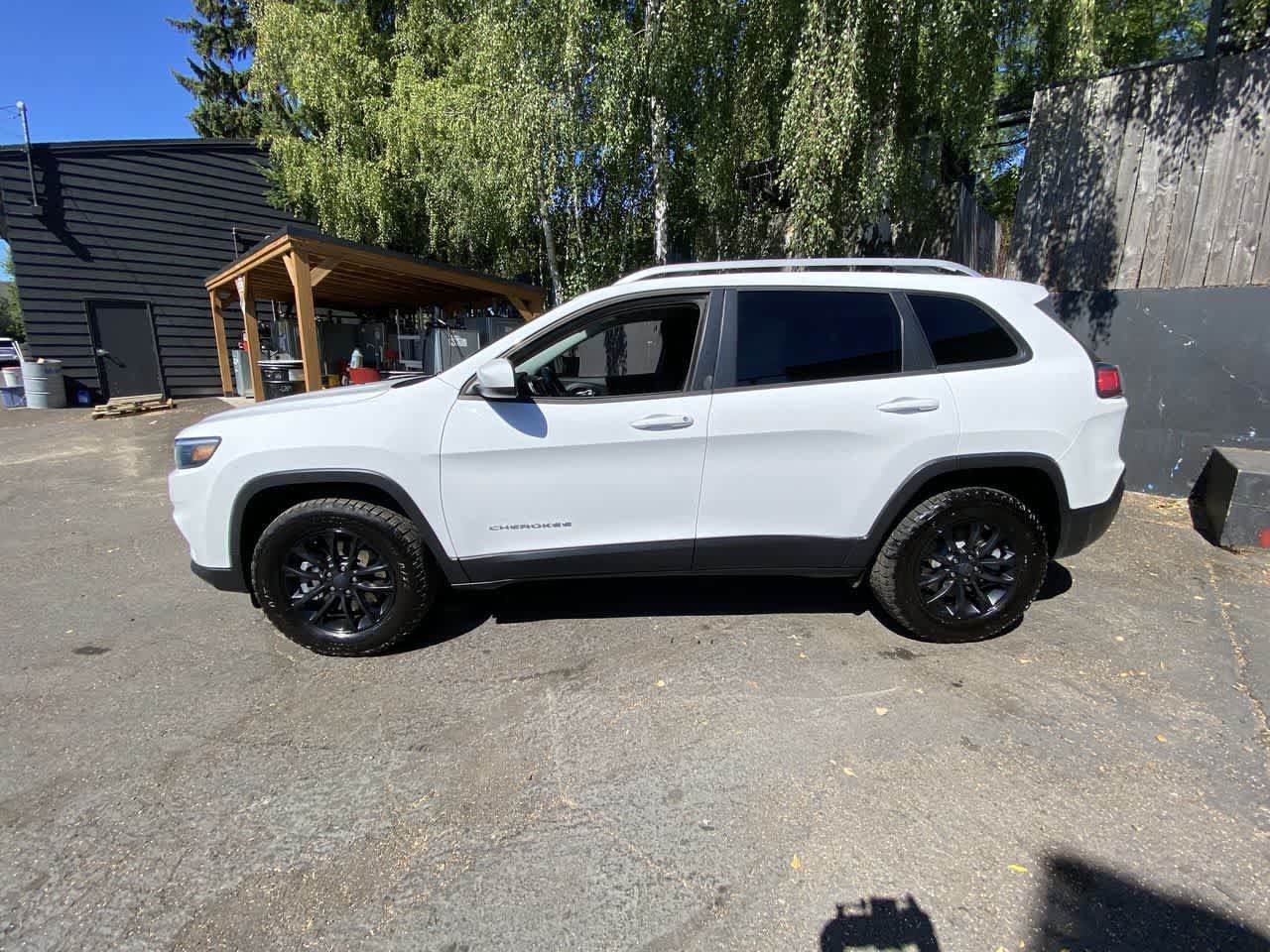 Used 2020 Jeep Cherokee Latitude w/ Cold Weather Group AWD/4WD image 3