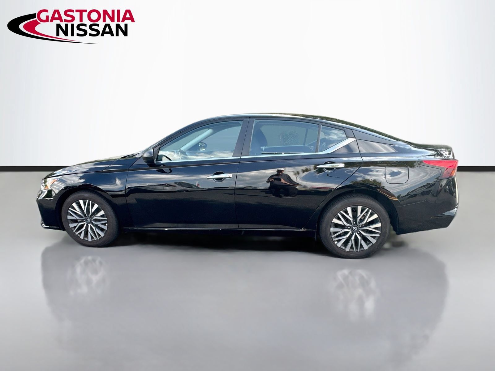 Used 2025 Nissan Altima 2.5 SV FWD image 5