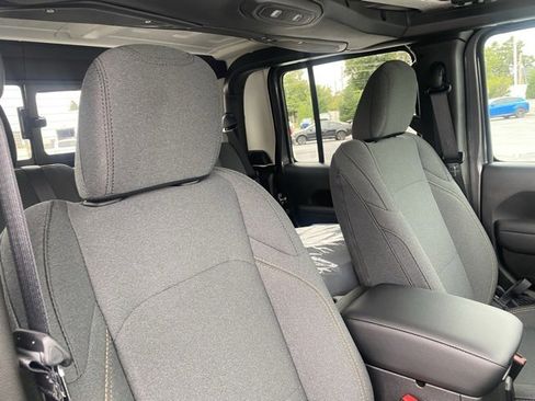 New 2025 Jeep Gladiator Sport image 30