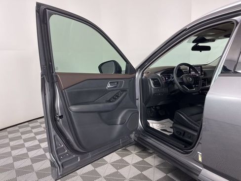 Used 2021 Nissan Rogue SV w/ Premium Package image 17