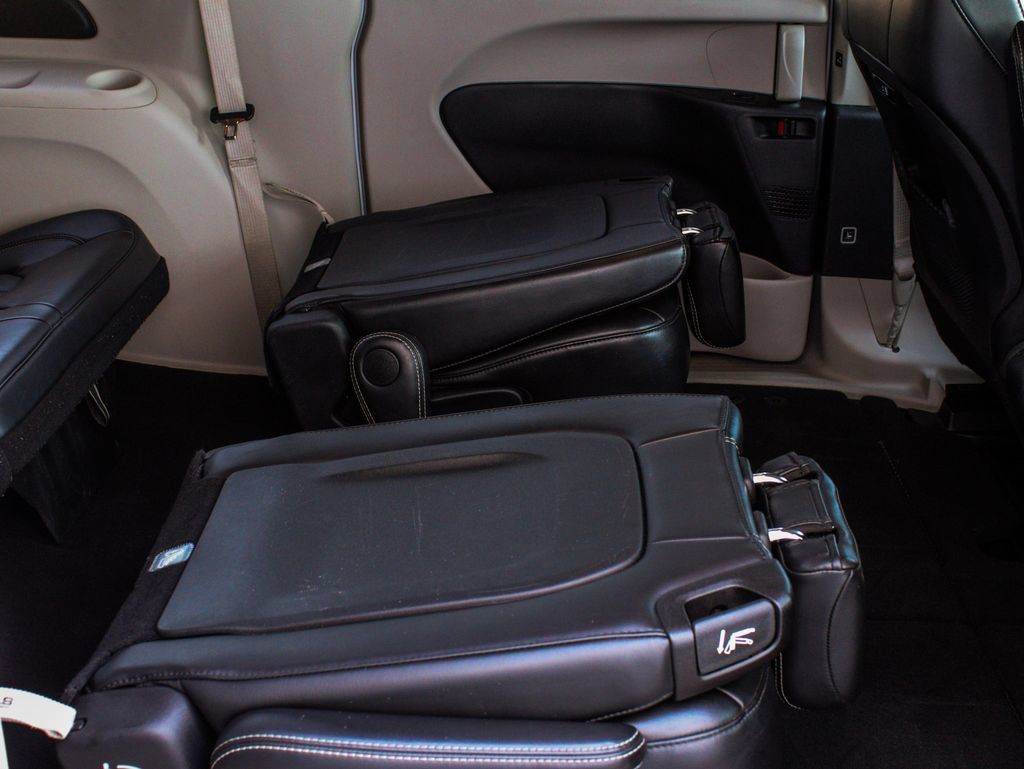 Used 2024 Chrysler Pacifica Touring-L FWD image 36