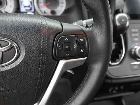 Used 2015 Toyota Sienna SE image 34