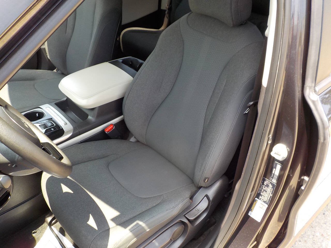 Used 2022 Kia Carnival LX FWD image 12